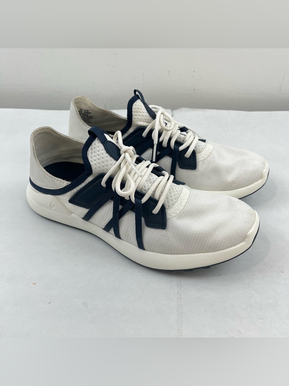 OluKai Manele Men’s Golf Shoes 10.5 White Navy Spikeless 10508